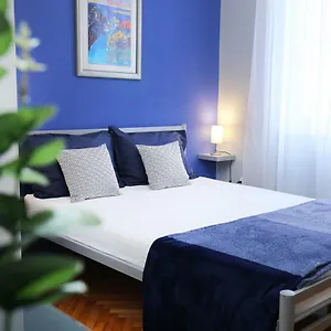 Apartment Chic, Split